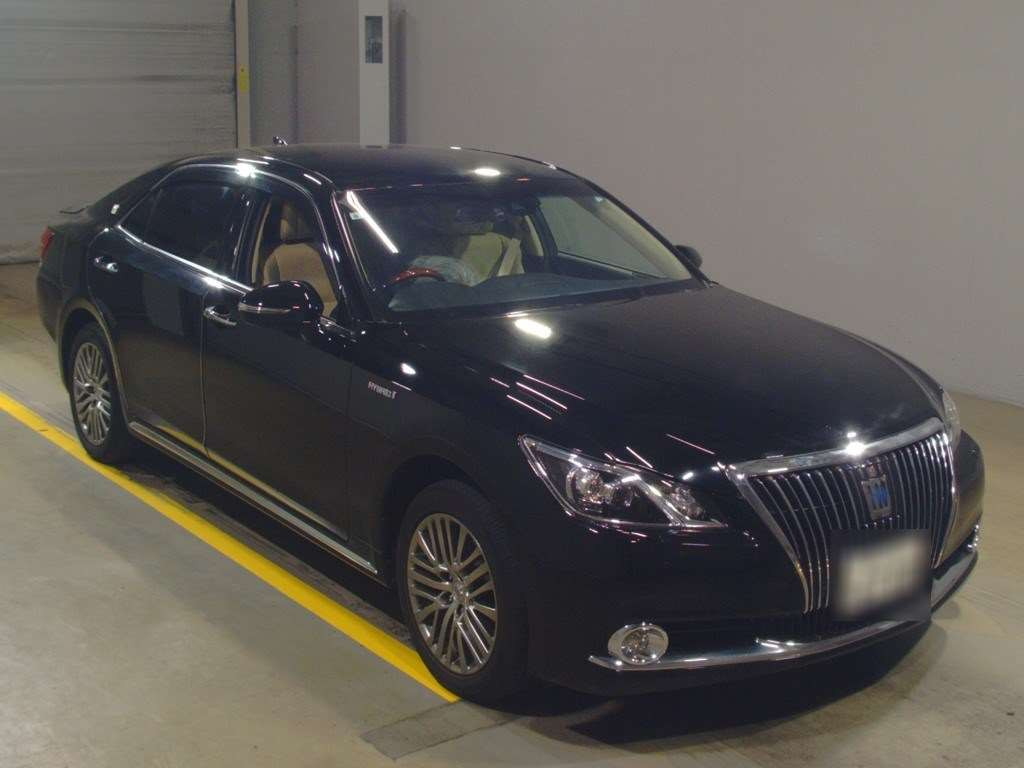 2017 Toyota Crown Majesta AWS215[2]