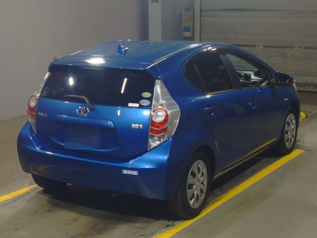 2013 Toyota Aqua NHP10[1]