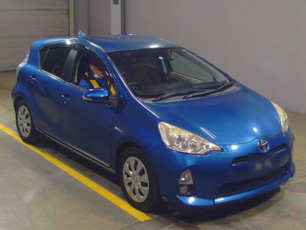 2013 Toyota Aqua NHP10[2]