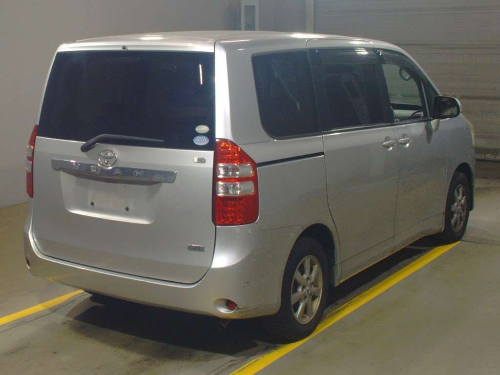 2011 Toyota Noah ZRR70G[1]