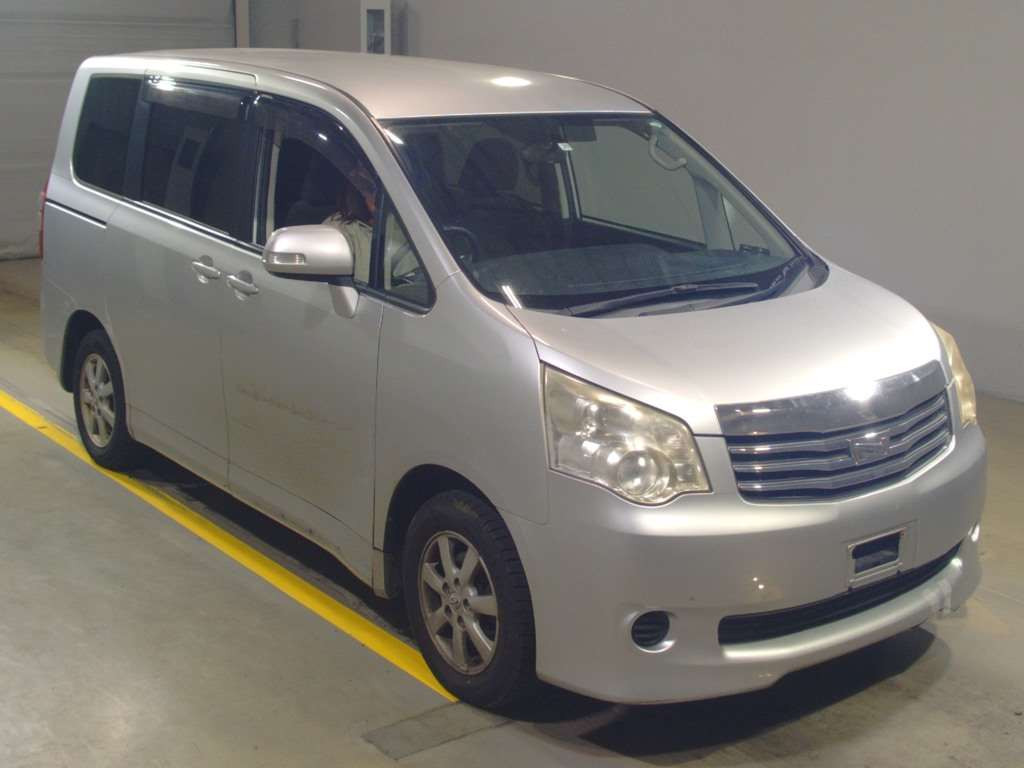 2011 Toyota Noah ZRR70G[2]