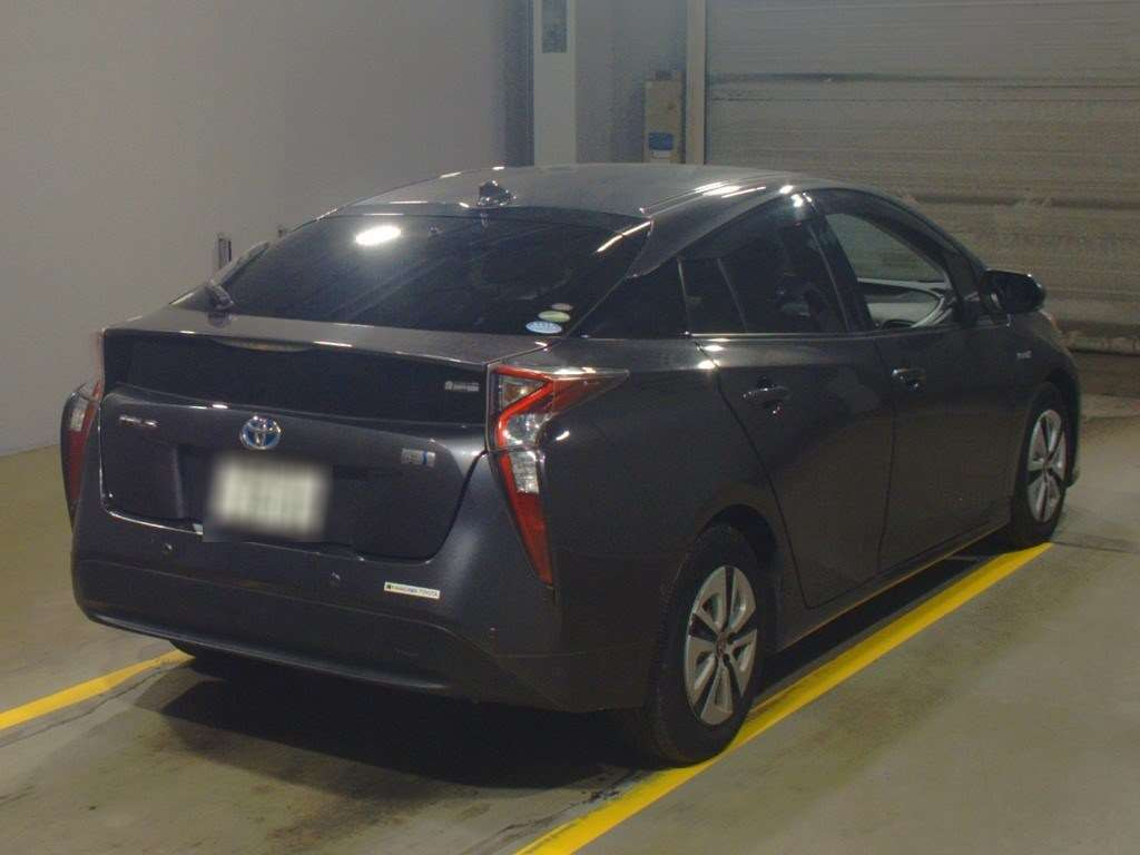 2016 Toyota Prius ZVW51[1]