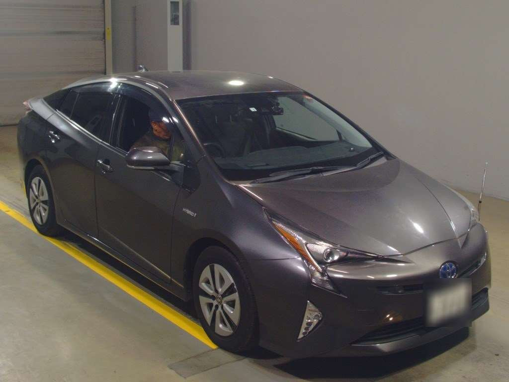 2016 Toyota Prius ZVW51[2]