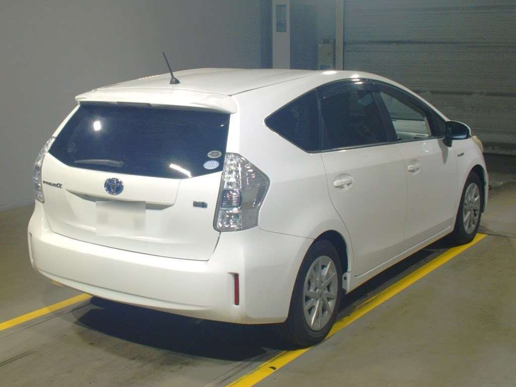 2011 Toyota Prius alpha ZVW41W[1]