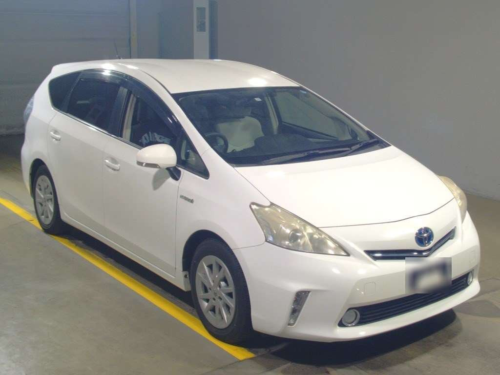 2011 Toyota Prius alpha ZVW41W[2]