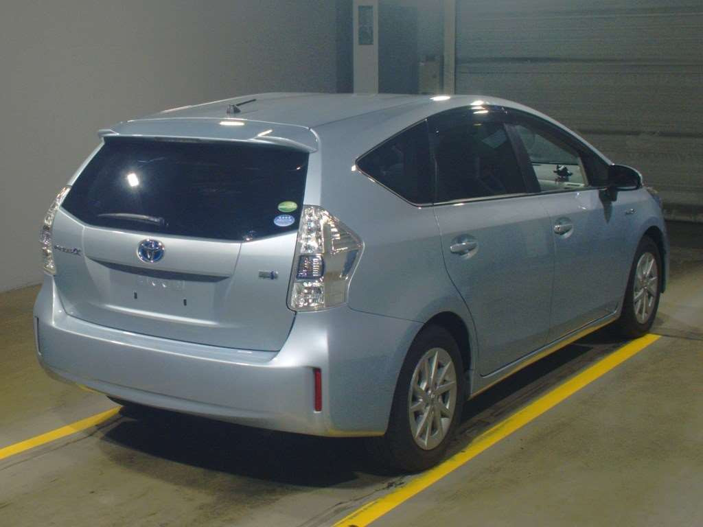 2013 Toyota Prius alpha ZVW40W[1]