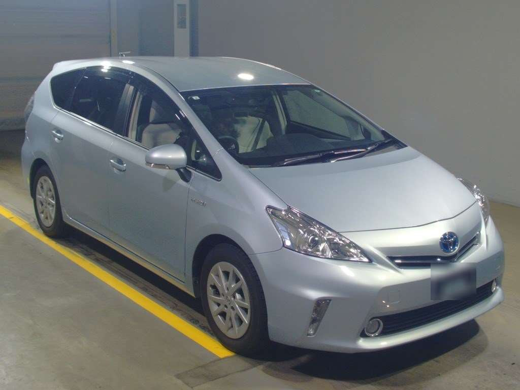 2013 Toyota Prius alpha ZVW40W[2]