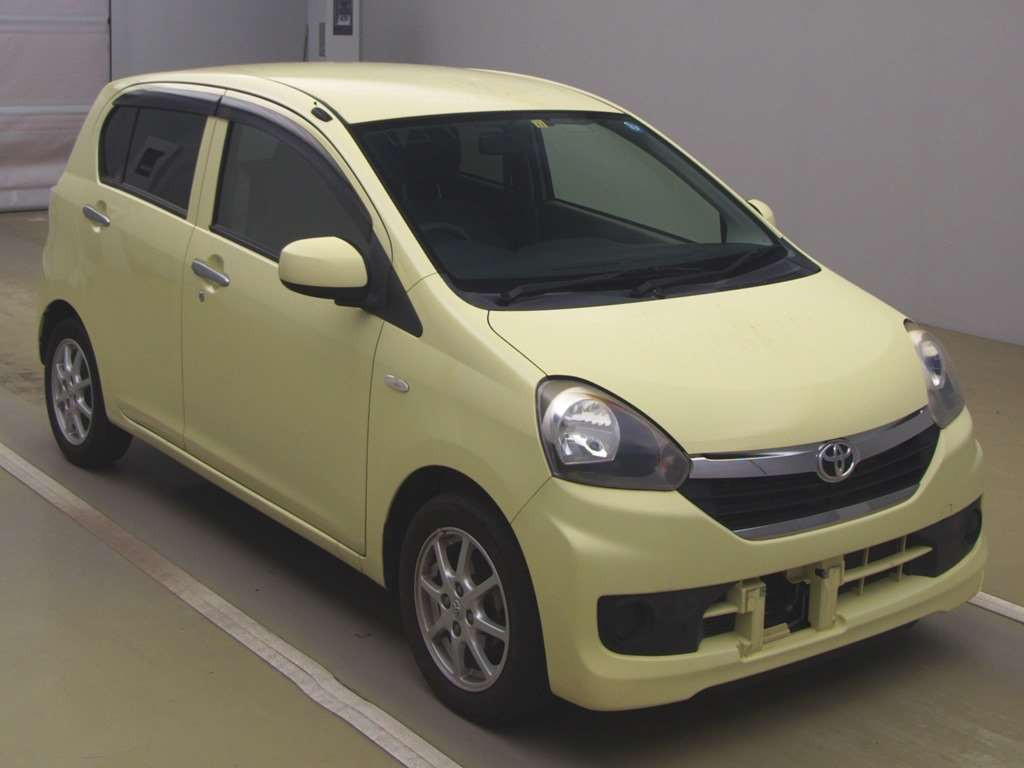 2013 Toyota Pixis Epoch LA300A[2]