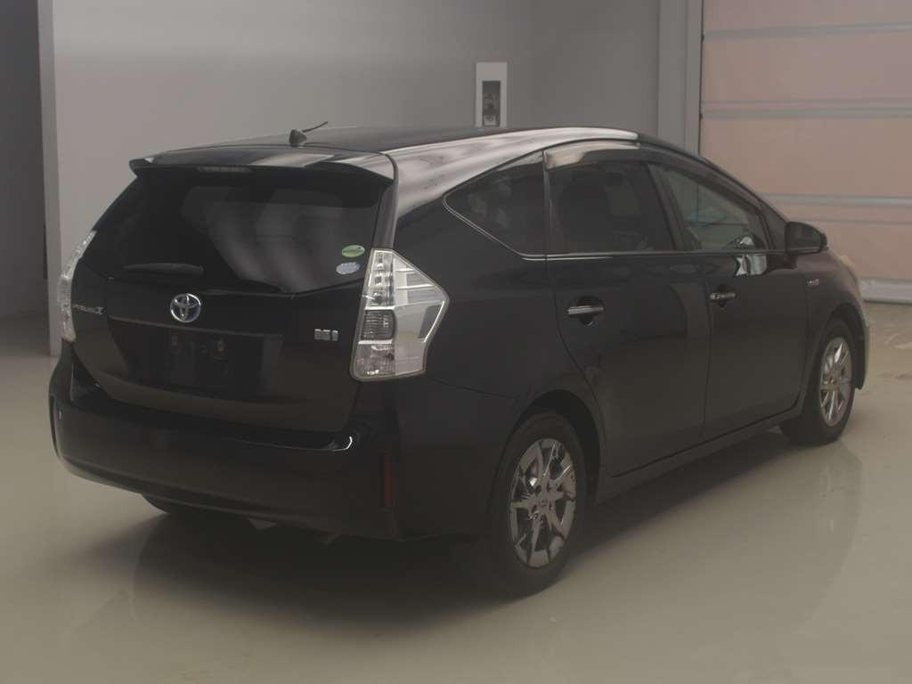 2013 Toyota Prius alpha ZVW40W[1]