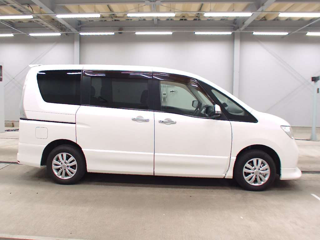 2011 Nissan Serena FNC26[2]