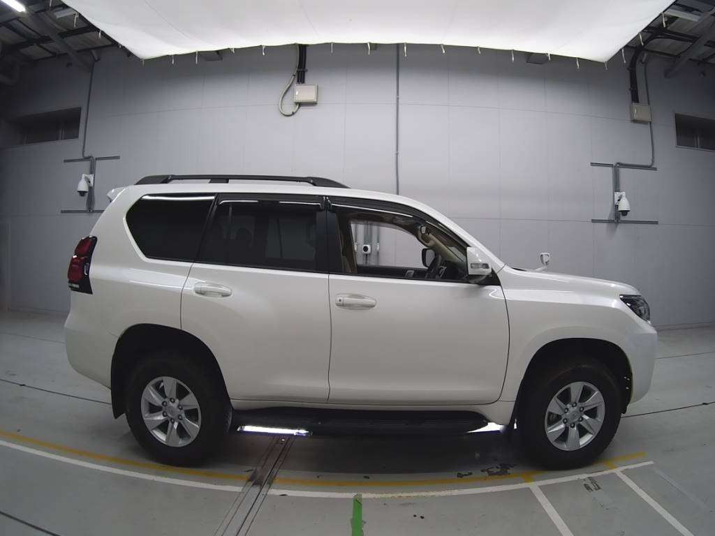 2022 Toyota Land Cruiser Prado TRJ150W[2]