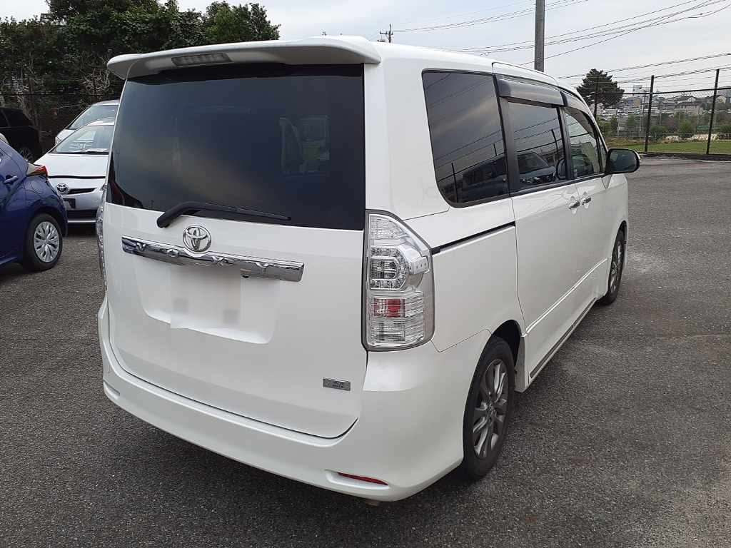 2011 Toyota Voxy ZRR70W[1]