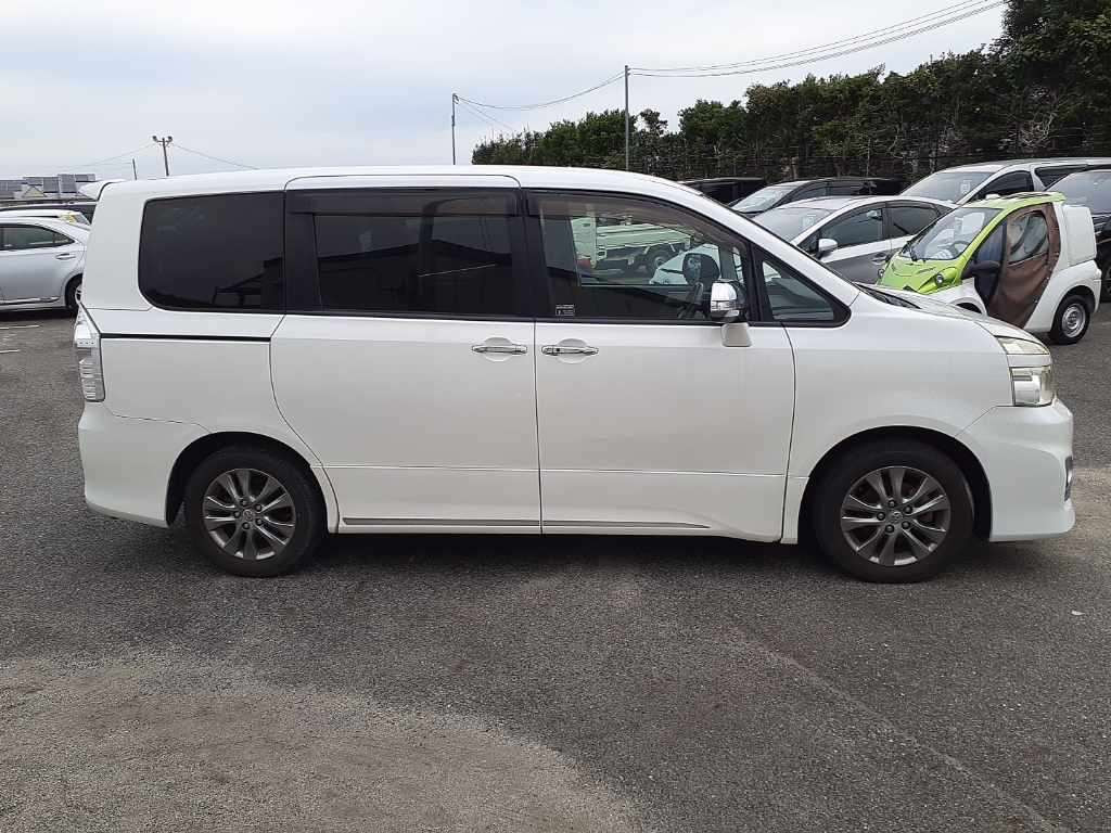 2011 Toyota Voxy ZRR70W[2]