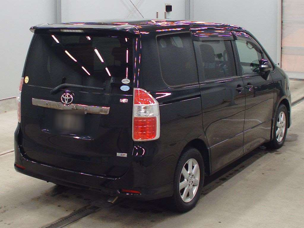 2010 Toyota Noah ZRR75W[1]