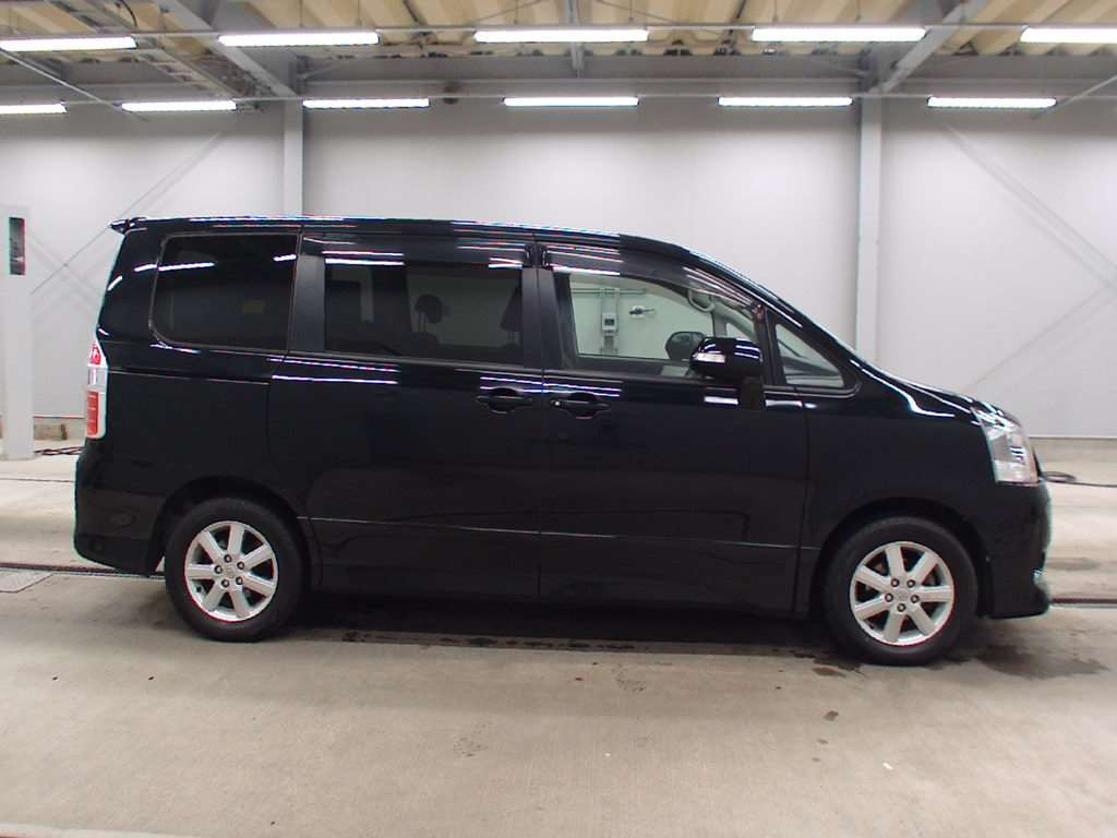 2010 Toyota Noah ZRR75W[2]