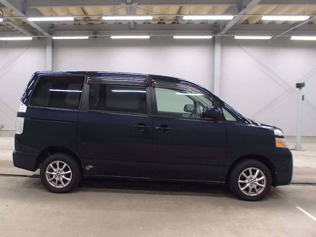 2004 Toyota Voxy AZR65G[2]