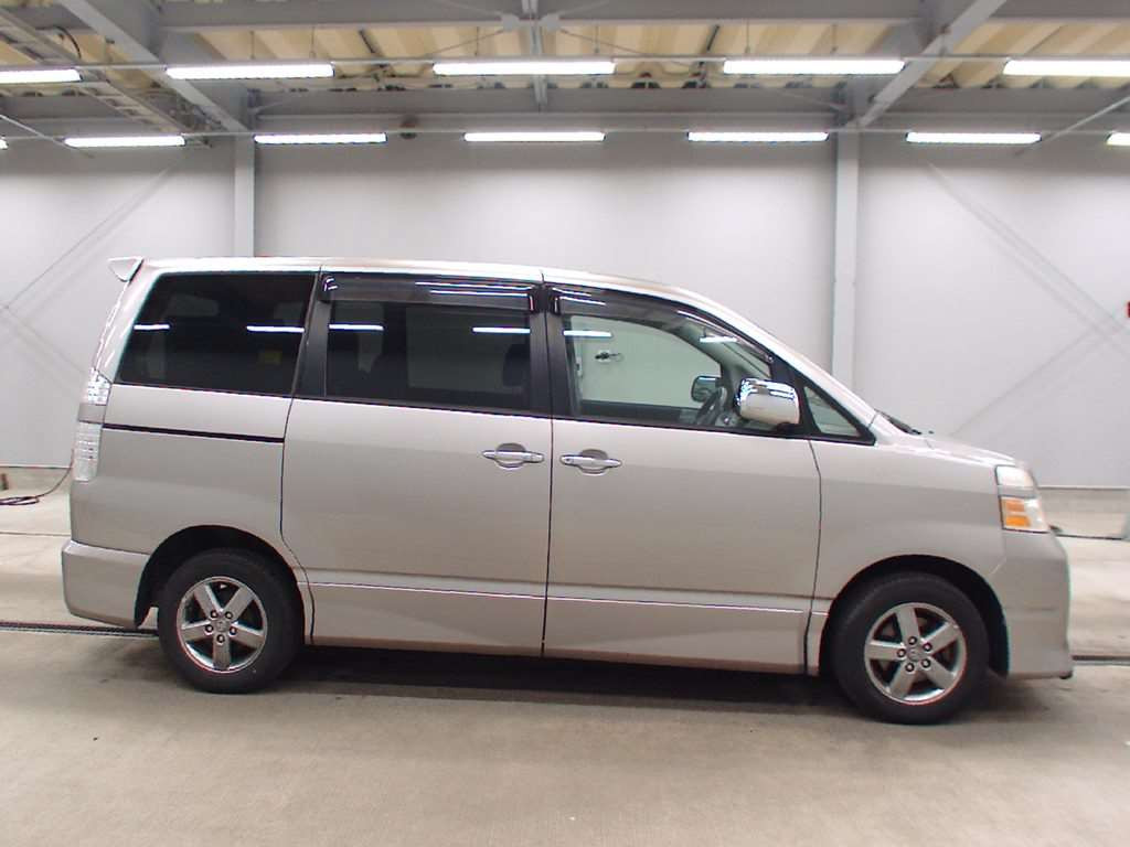 2005 Toyota Voxy AZR65G[2]