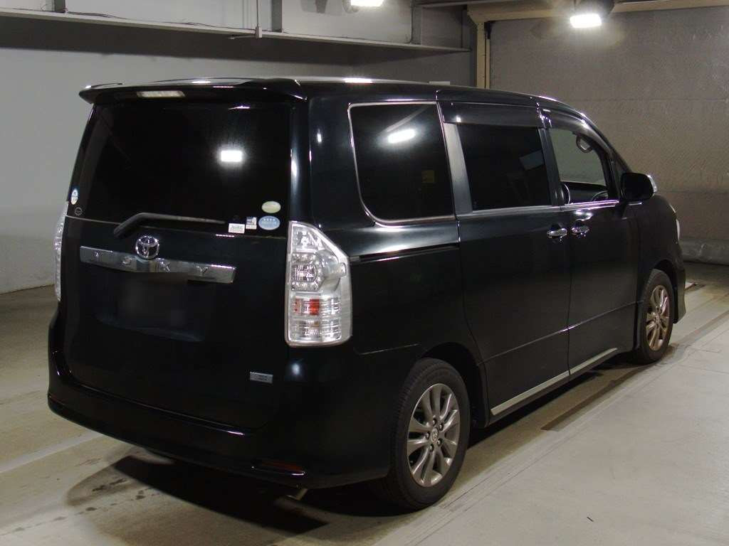 2011 Toyota Voxy ZRR70W[1]