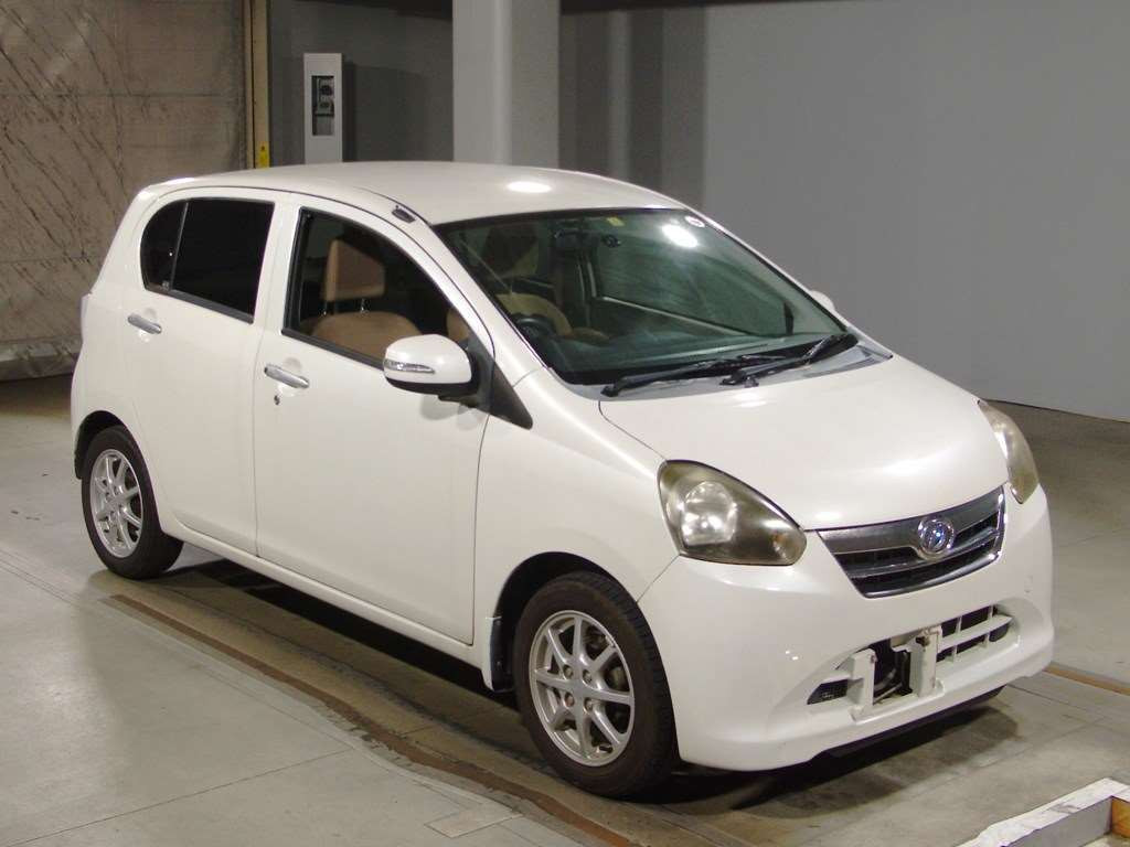 2011 Daihatsu Mira es LA300S[2]