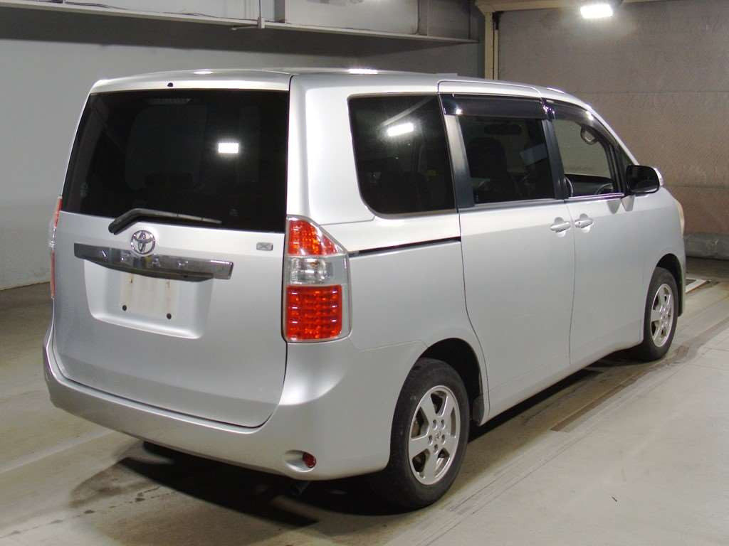 2008 Toyota Noah ZRR70G[1]