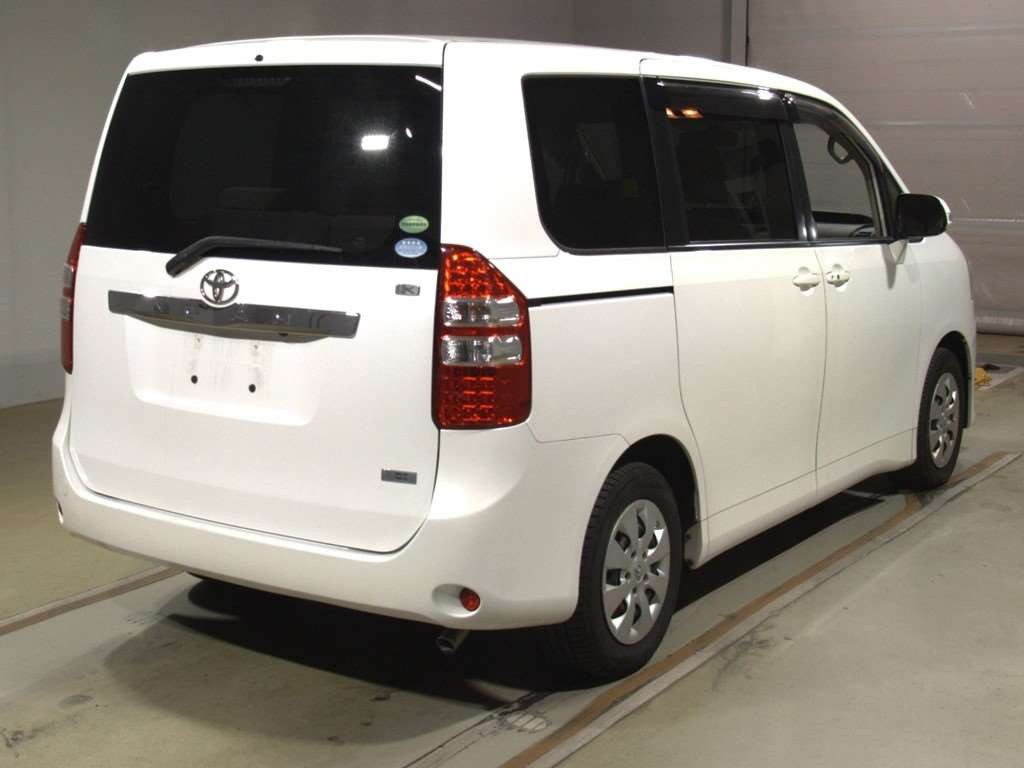 2013 Toyota Noah ZRR70G[1]