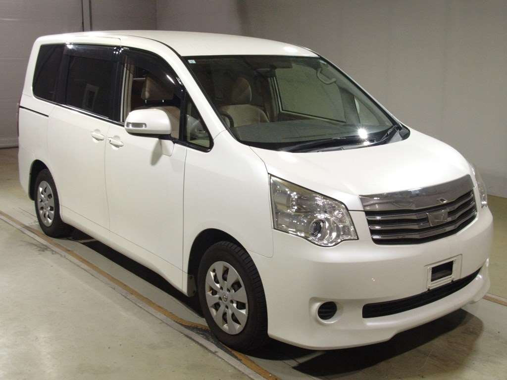 2013 Toyota Noah ZRR70G[2]