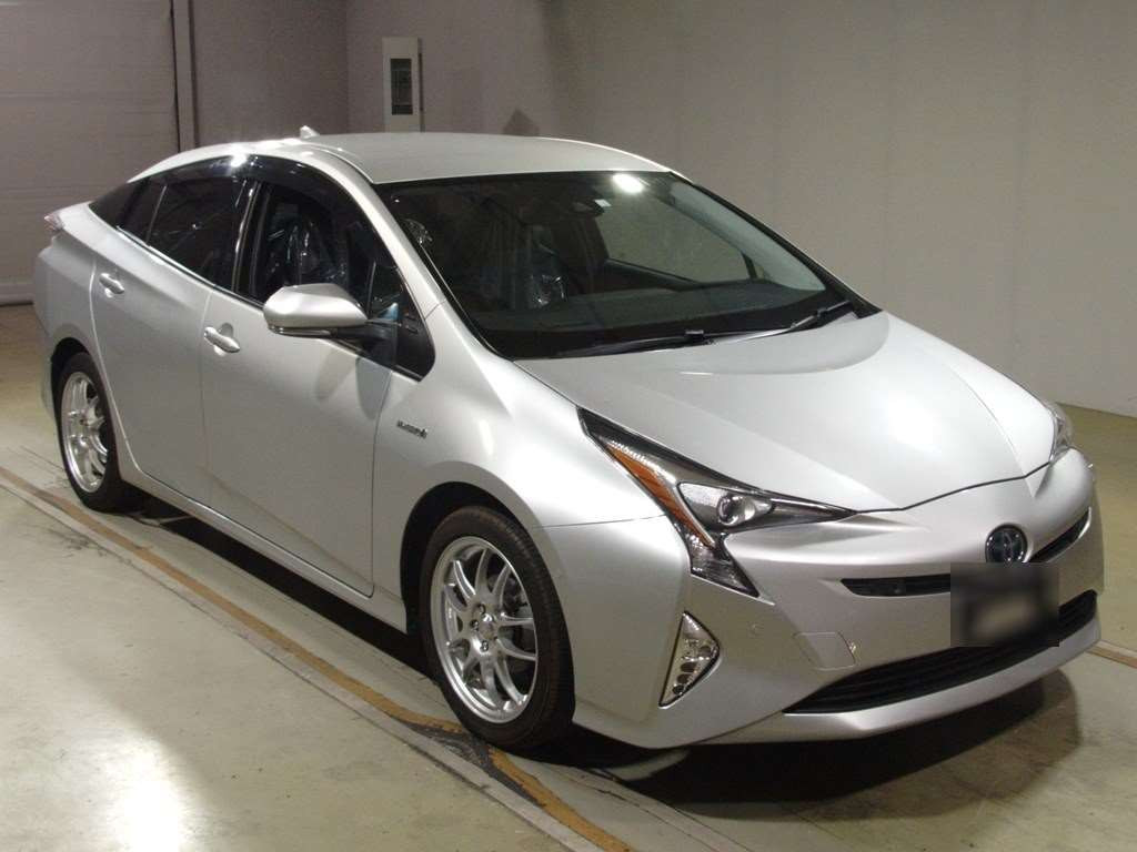 2016 Toyota Prius ZVW55[2]