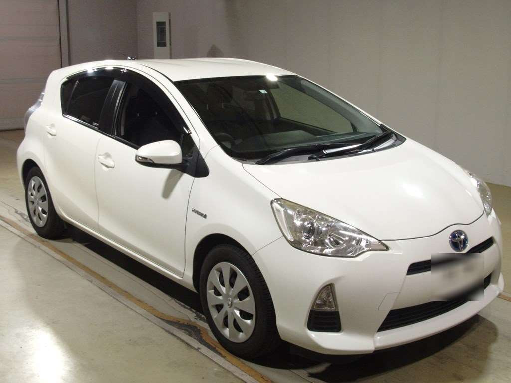 2014 Toyota Aqua NHP10[2]