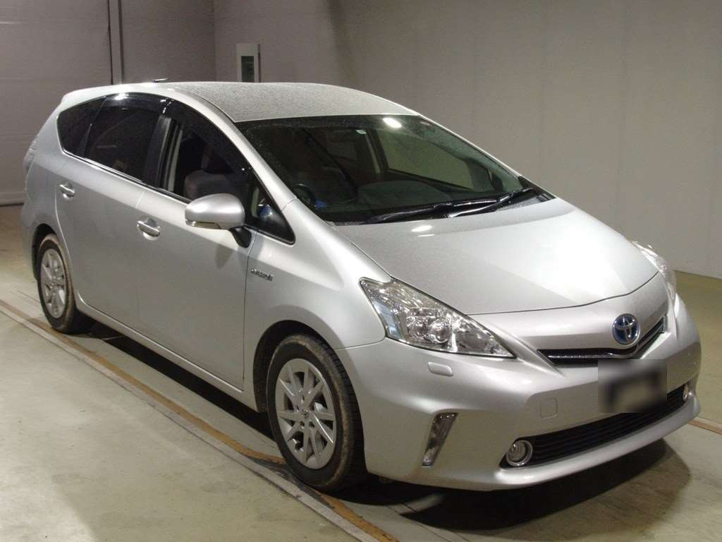 2013 Toyota Prius alpha ZVW41W[2]