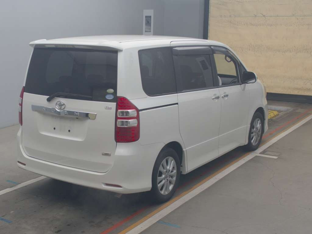 2011 Toyota Noah ZRR70W[1]