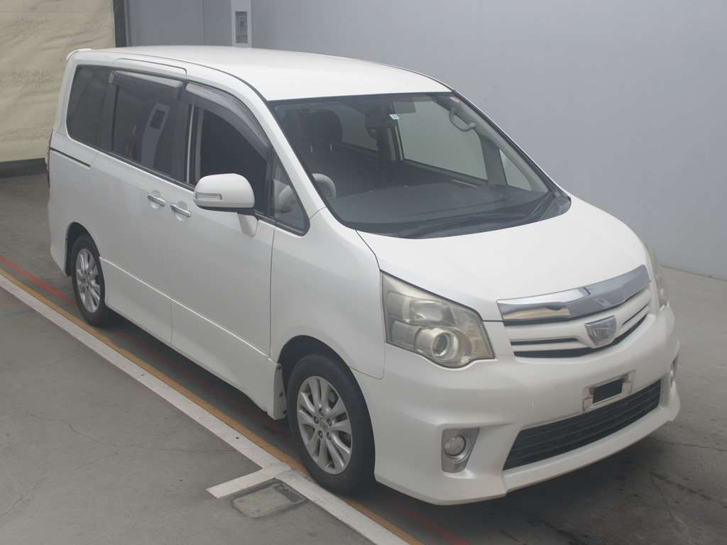 2011 Toyota Noah ZRR70W[2]