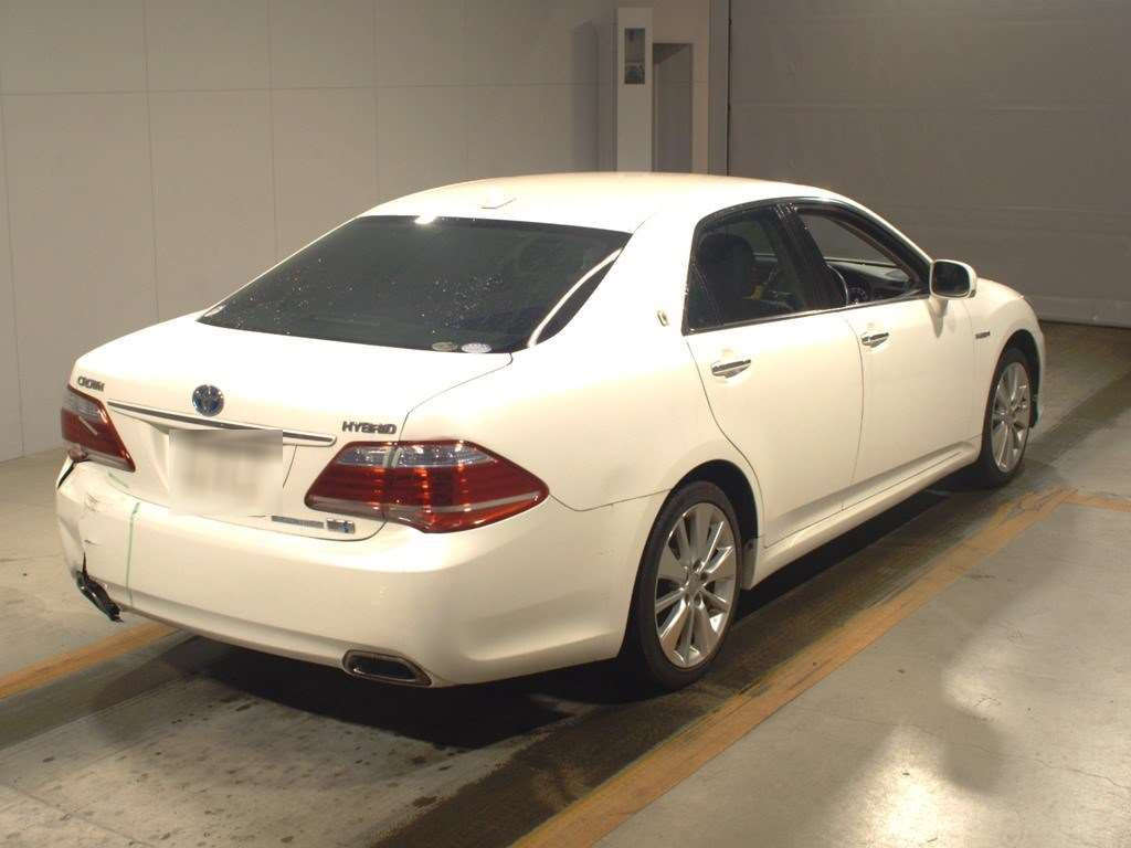 2010 Toyota Crown Hybrid GWS204[1]