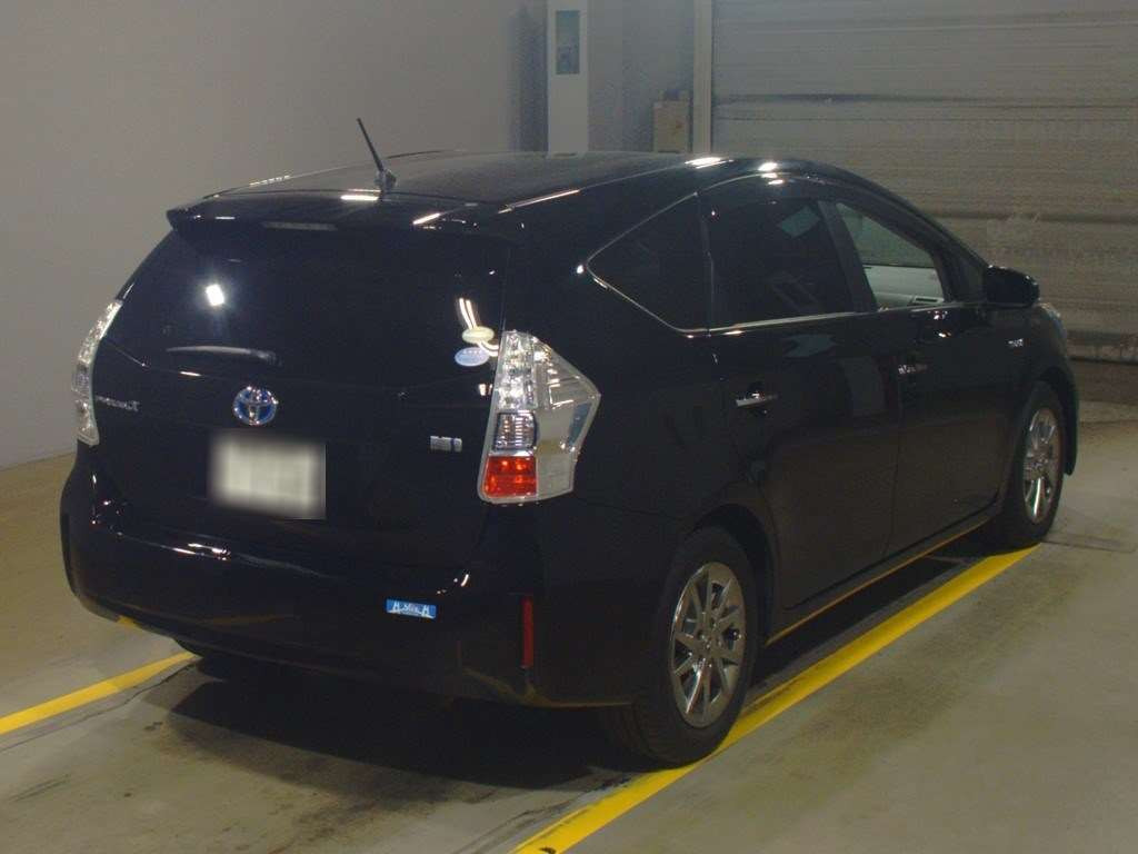 2013 Toyota Prius alpha ZVW40W[1]