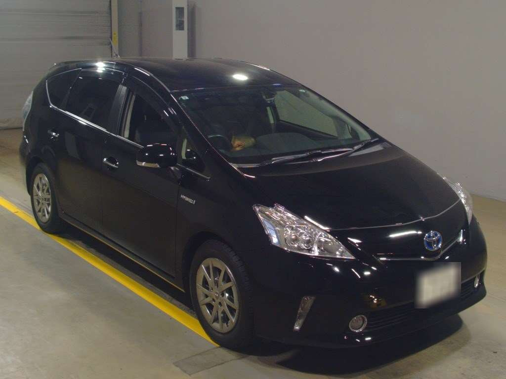 2013 Toyota Prius alpha ZVW40W[2]