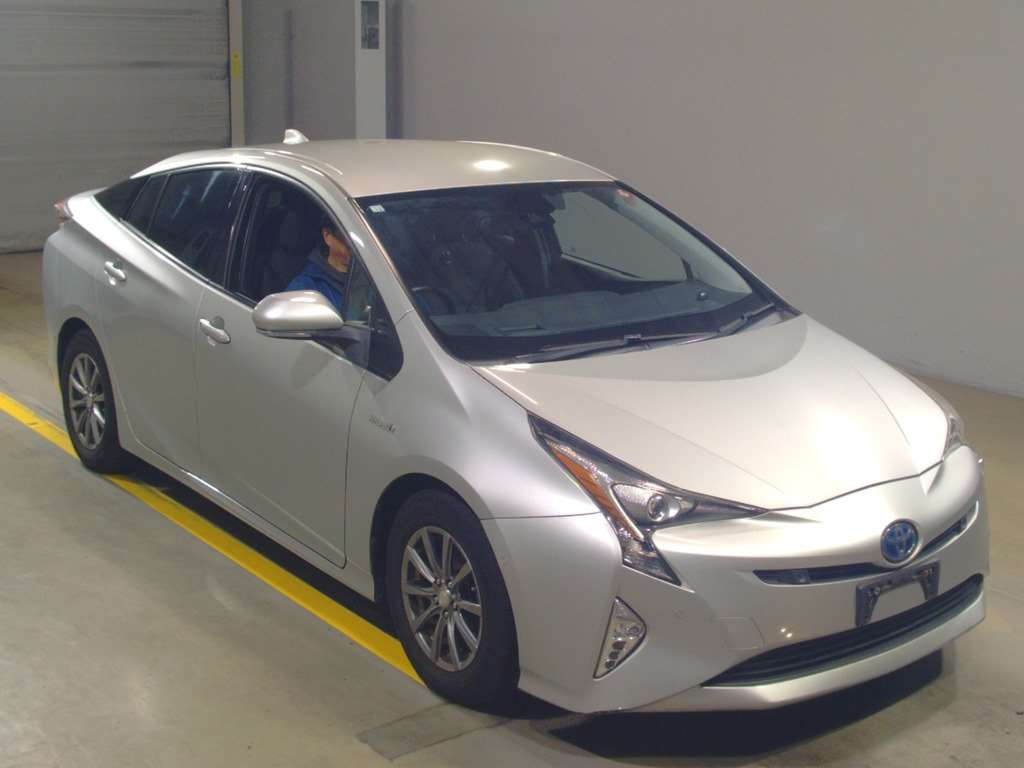 2016 Toyota Prius ZVW51[2]