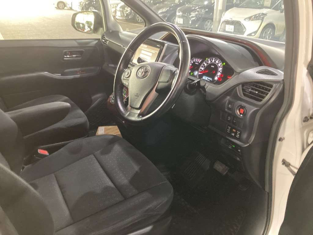 2014 Toyota Voxy ZRR80G[2]