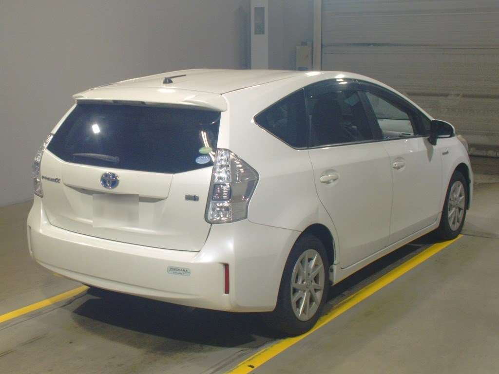 2013 Toyota Prius alpha ZVW41W[1]