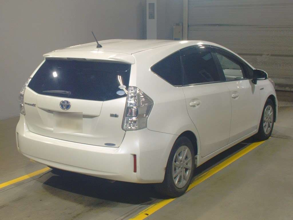 2011 Toyota Prius alpha ZVW41W[1]