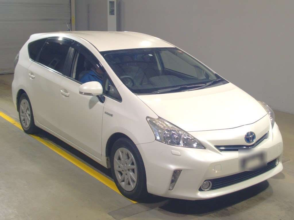 2011 Toyota Prius alpha ZVW41W[2]