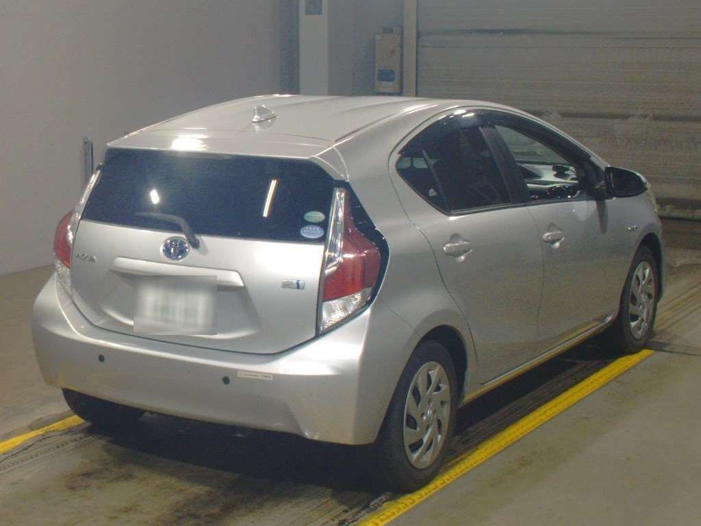 2015 Toyota Aqua NHP10[1]