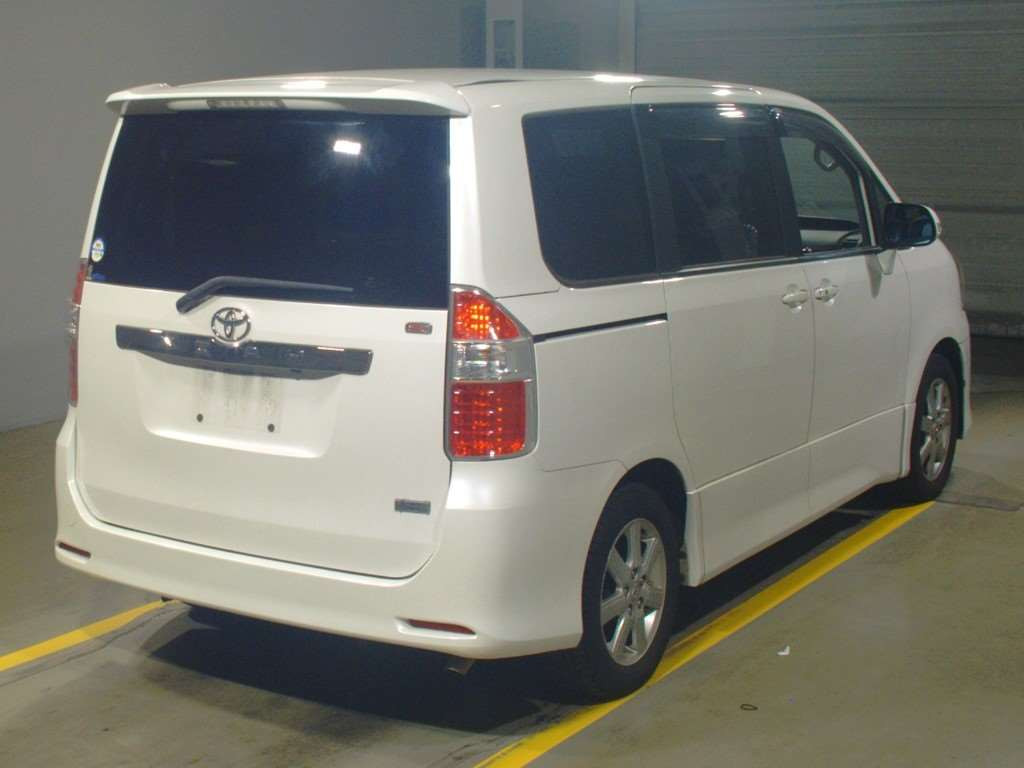 2009 Toyota Noah ZRR70W[1]