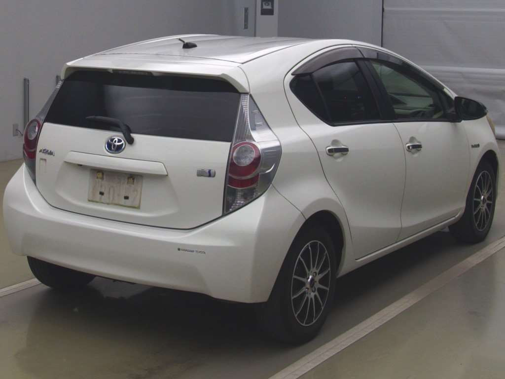 2012 Toyota Aqua NHP10[1]