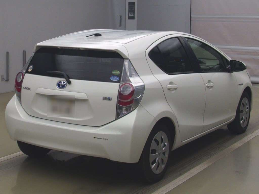 2014 Toyota Aqua NHP10[1]