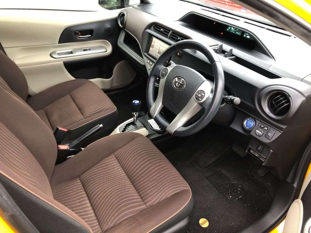 2012 Toyota Aqua NHP10[2]