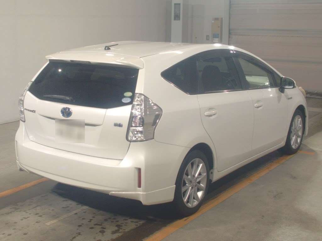 2014 Toyota Prius alpha ZVW41W[1]