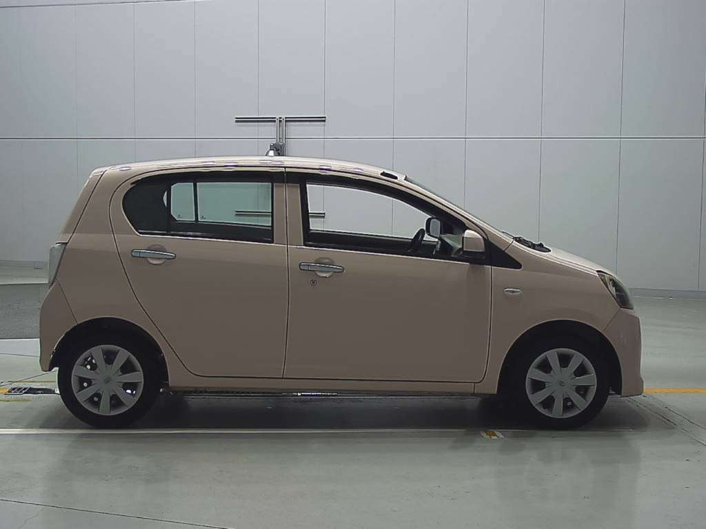 2013 Toyota Pixis Epoch LA300A[2]