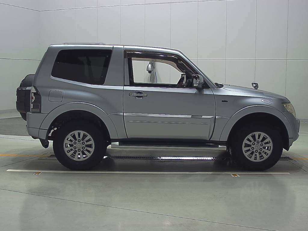 2011 Mitsubishi Pajero V83W[2]