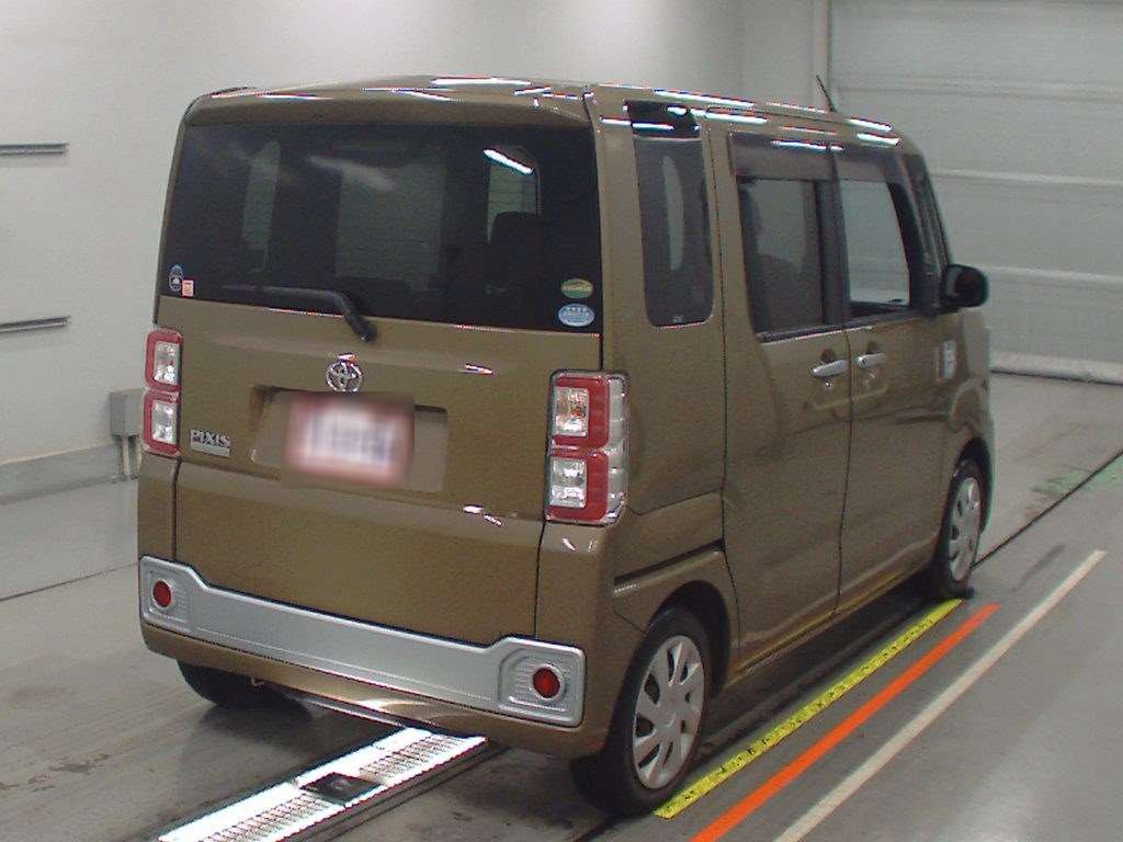 2015 Toyota Pixis Mega LA700A[1]