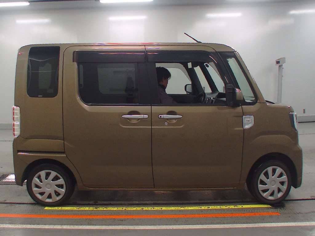 2015 Toyota Pixis Mega LA700A[2]