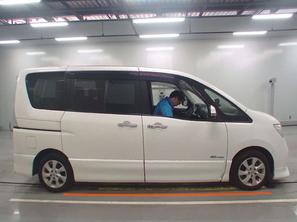 2013 Nissan Serena HFC26[2]